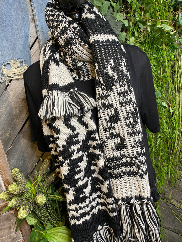 Blowout Sale - Free People Long Chunky Scarf in Black & White Combo